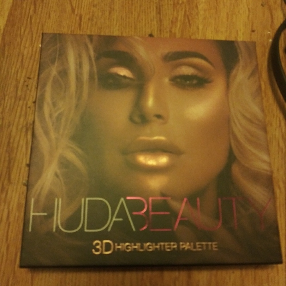 Huda beauty 3d highlighter palette